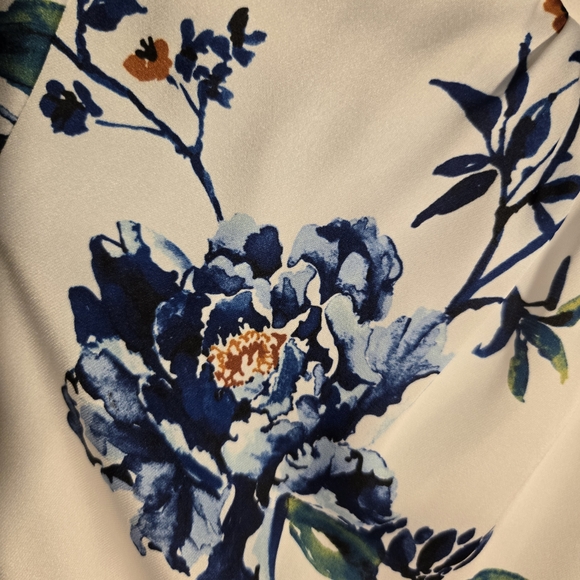 White House Black Market Blue Floral Blouse - Picture 2 of 4
